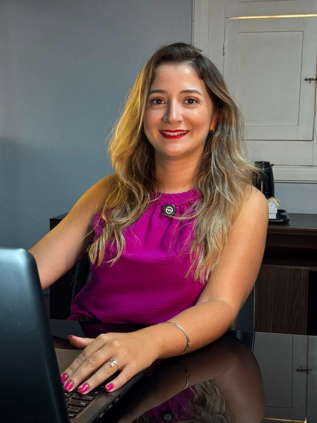 Flávia Corrêa, contadora responsável pela Correa Assessoria Contábil, no escritório em Uberaba